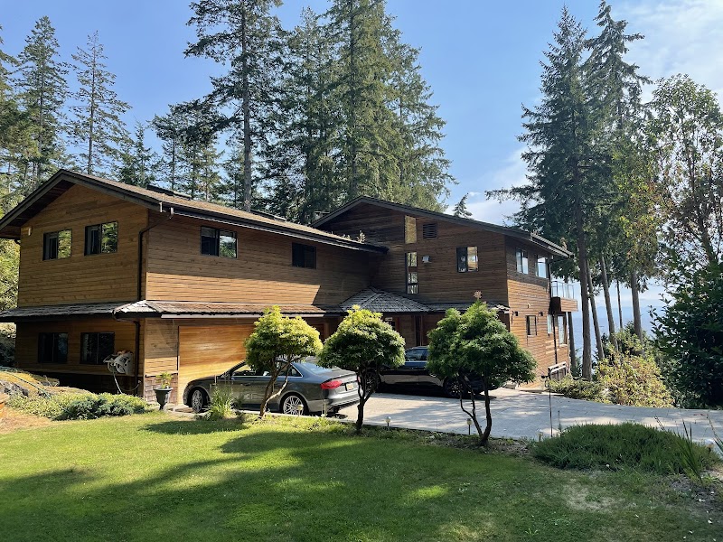 Sunshine Coast Treetop B&B in Sechelt, Canada