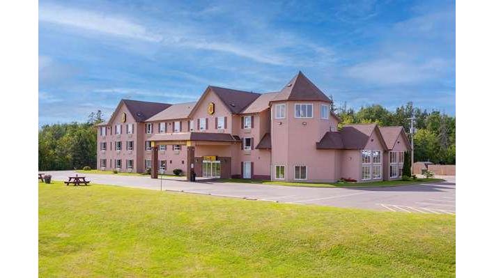 Super 8 by Wyndham Amherst NS in Amherst, Canada