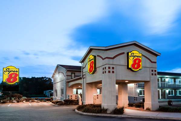 Super 8 by Wyndham Guelph in Guelph, Canada