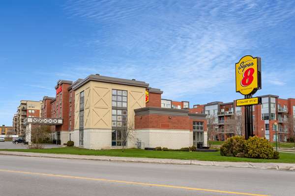 Super 8 by Wyndham Lachenaie/Terrebonne in Terrebonne, Canada
