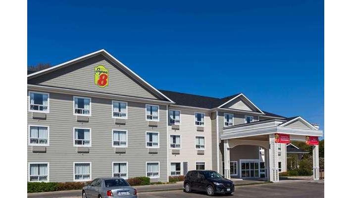 Super 8 by Wyndham Midland in Midland, Canada