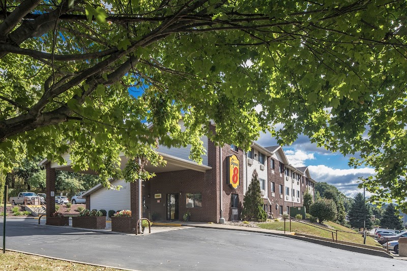 Super 8 by Wyndham Steubenville in Steubenville, Ohio, United States
