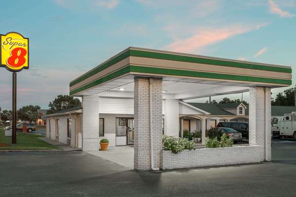 Super 8 by Wyndham Sumter in Sumter, South Carolina, United States