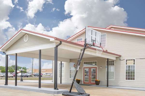 Super 8 by Wyndham Talladega AL in Talladega, Alabama, United States