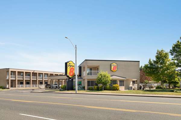Super 8 by Wyndham Windsor/Dougall in Windsor, Canada