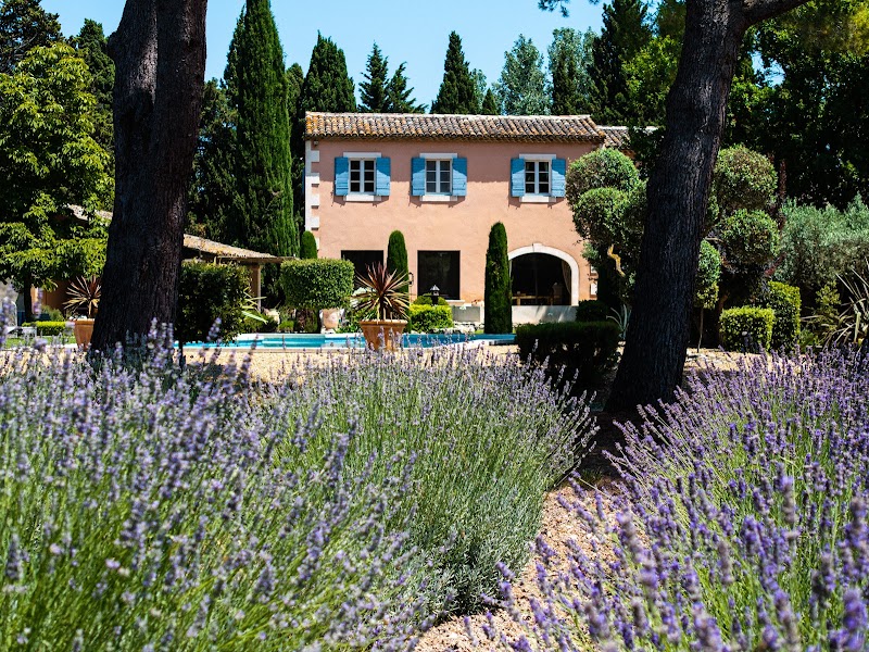 The Cypress Lodge in Chateaurenard, France