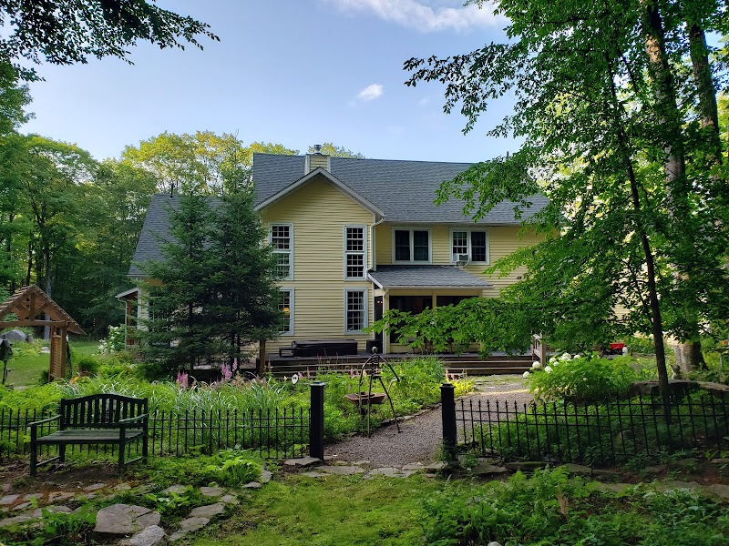 Tranquil Woods Victorian Inn in Huntsville, Canada
