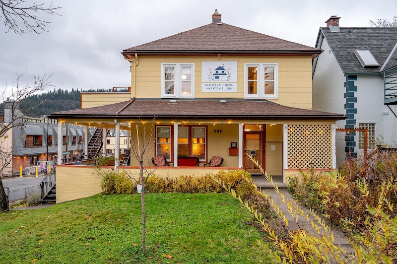 Victoria Falls Guest House in Nelson, Canada