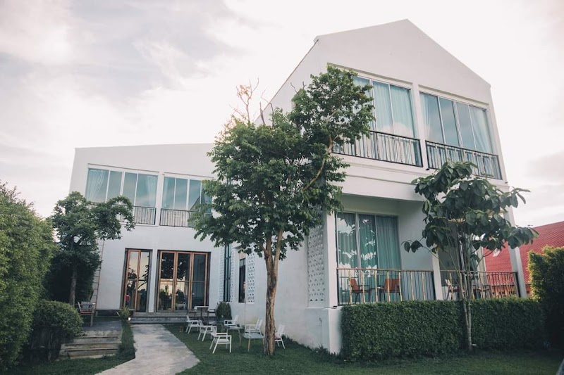 White Wall Riverfront Hotel in Kamphaeng Phet, Thailand