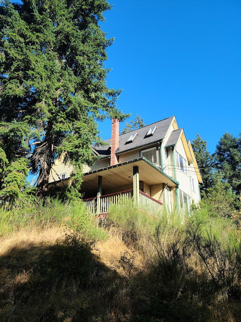 Wisteria Honeymoon Cottage in Sooke, Canada