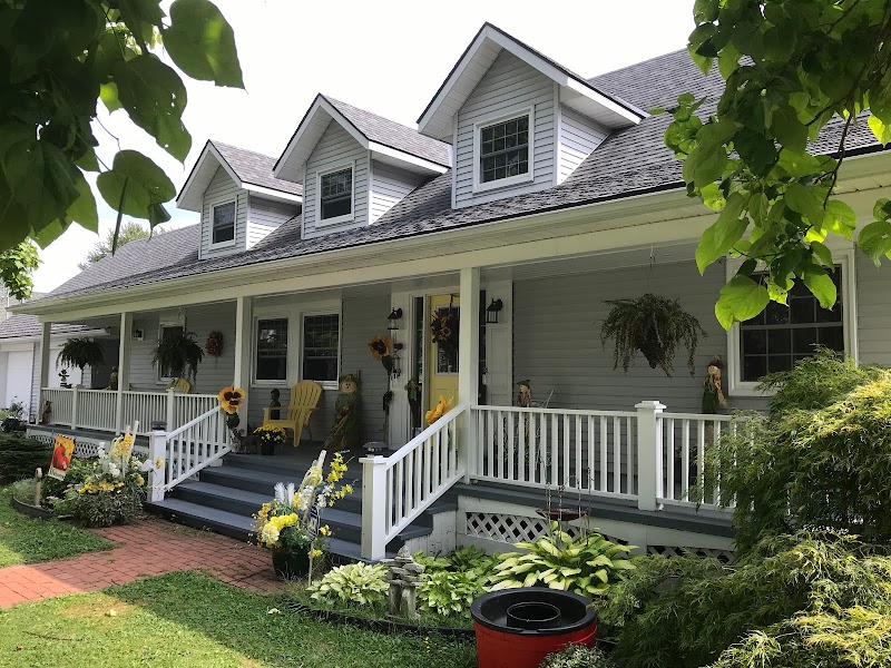 Yellow Door Bed and Breakfast in Crystal Beach, Canada