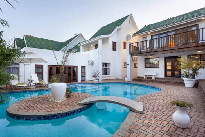 A White House Guest House in Grahamstown, South Africa