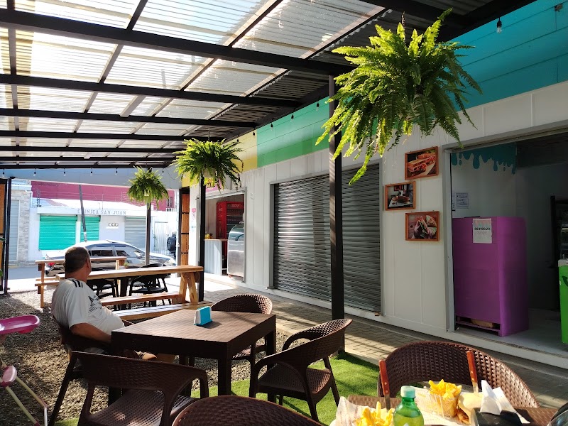 Hotel Los Baños in Puerto Limon, Costa Rica