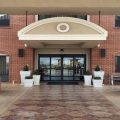 Holiday Inn Express & Suites Mustang