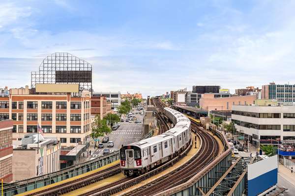Howard Johnson by Wyndham Long Island City in Queens, New York, United States