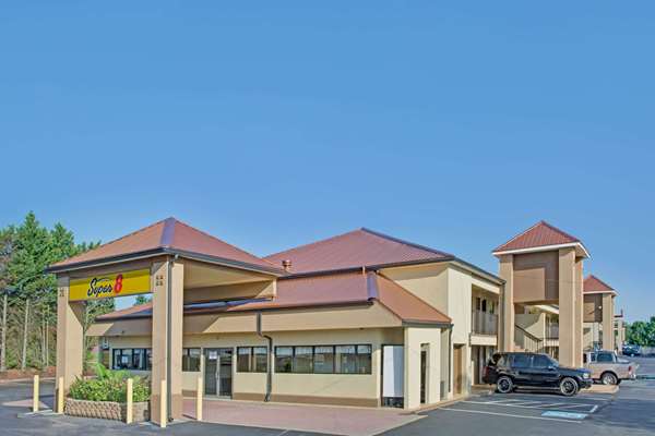 Super 8 by Wyndham Suwanee in Suwanee, Georgia, United States