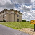 Super 8 by Wyndham Waterloo