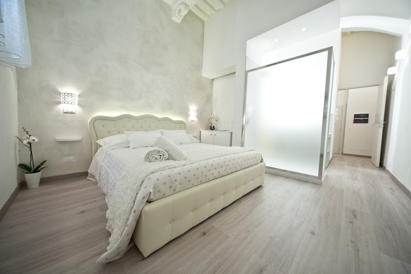 Whitehouse 92 in Colle di Val d'Elsa, Italy