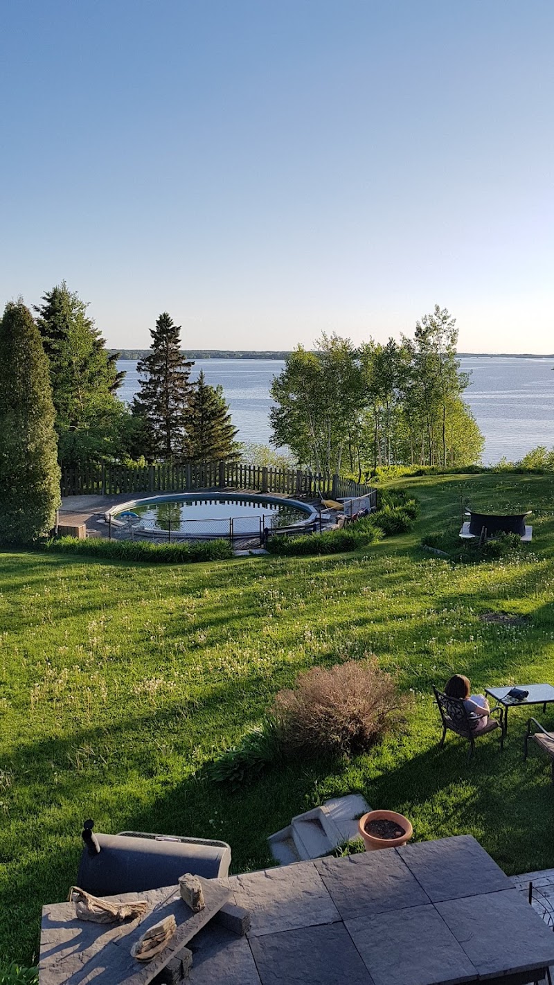 Aux Pignons Gîte et B&B in Alma, Canada