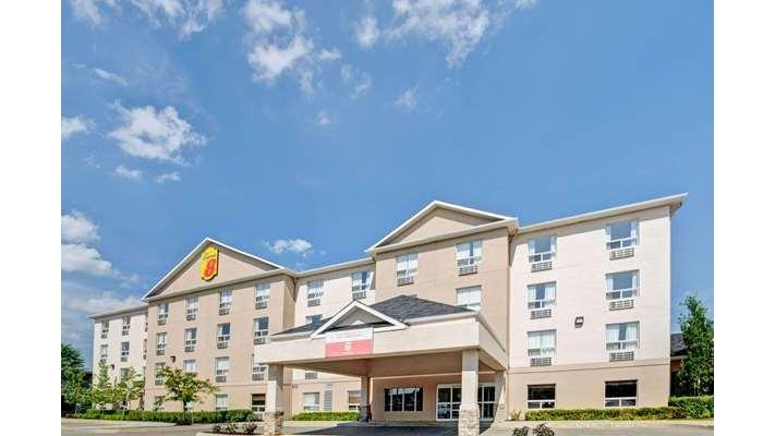 Super 8 by Wyndham Barrie in Barrie, Canada