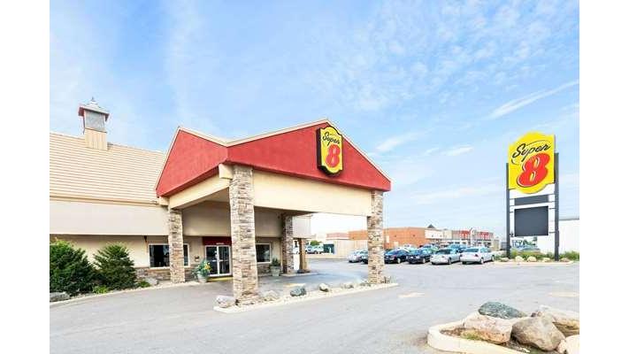 Super 8 by Wyndham Cambridge/Kitchener/Waterloo Area in Cambridge, Canada