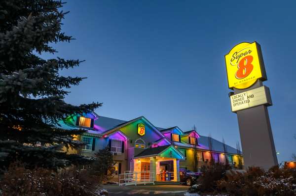 Super 8 by Wyndham Cochrane in Cochrane, Canada