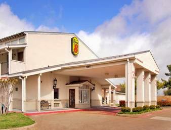 Super 8 by Wyndham by the Galleria / North Dallas in Addison, United States