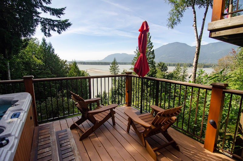 The Fraser River's Edge Bed & Breakfast Lodge in Chilliwack, Canada