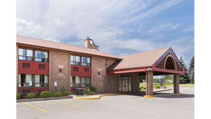 Travelodge by Wyndham Barrie on Bayfield in Barrie, Canada